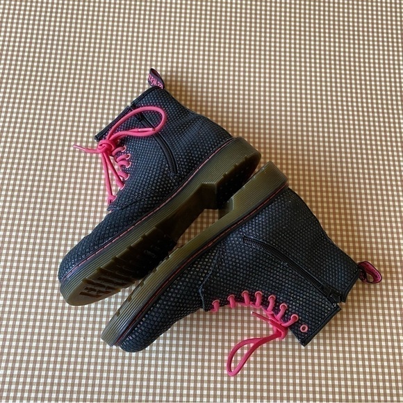 Dr. Martens Delaney Black Pebbled Iridescent
Metallic Boots. Size 5 Women's - Picture 8 of 16